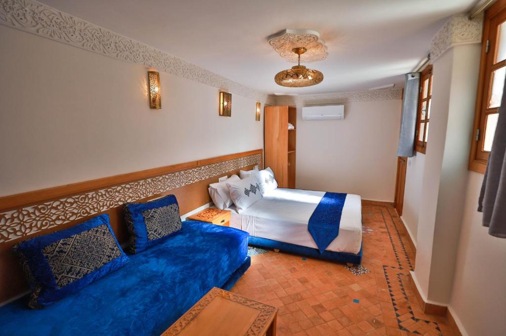 Postel nebo postele na pokoji v ubytování Dar Kenz Fes