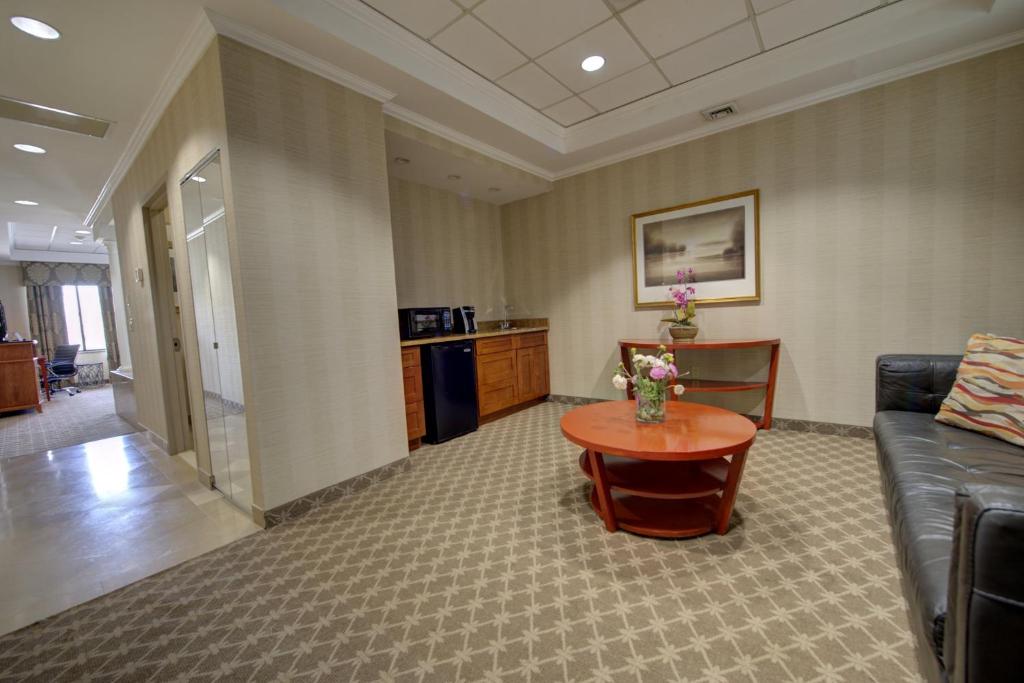 Kuchyň nebo kuchyňský kout v ubytování Holiday Inn Plainview-Long Island by IHG