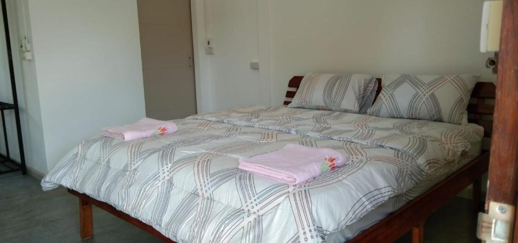 ein Bett mit zwei Handtüchern darüber in der Unterkunft Yoga Homestay Seka in Seka