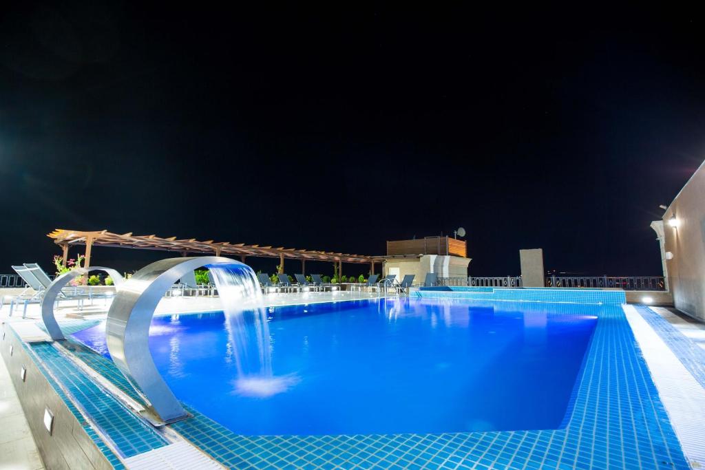 Bazén v ubytování Petra Moon Luxury Hotel nebo v jeho okolí