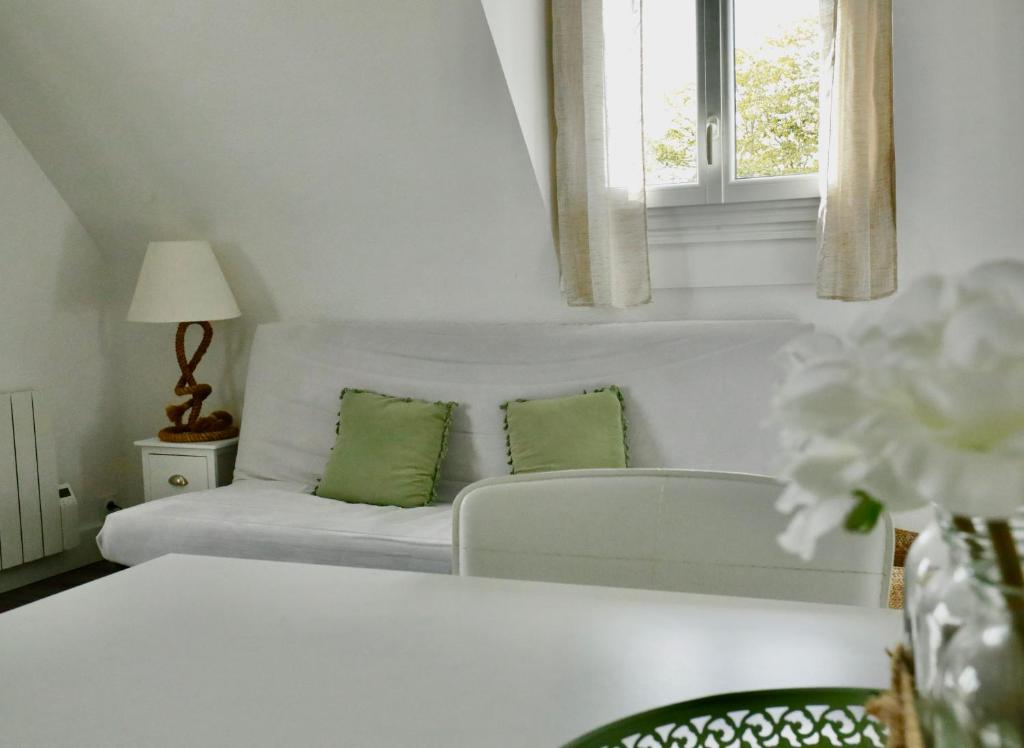 Een bed of bedden in een kamer bij Appartement de l&#39;Hippodrome avec deux chambres