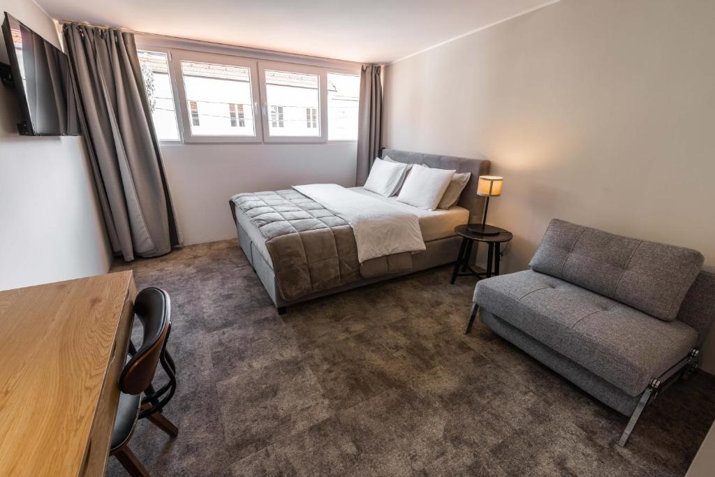 Predel za sedenje v nastanitvi OPERA Hotel