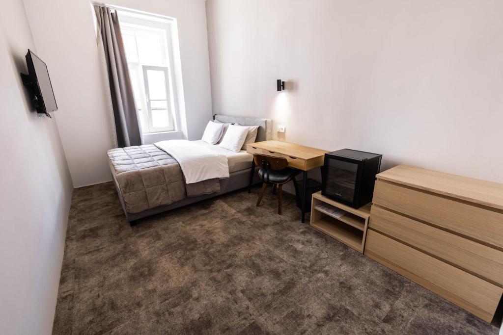 Postelja oz. postelje v sobi nastanitve OPERA Hotel
