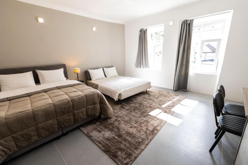 Postelja oz. postelje v sobi nastanitve OPERA Hotel