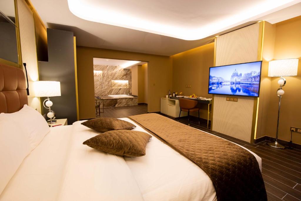 Postel nebo postele na pokoji v ubytování Petra Moon Luxury Hotel