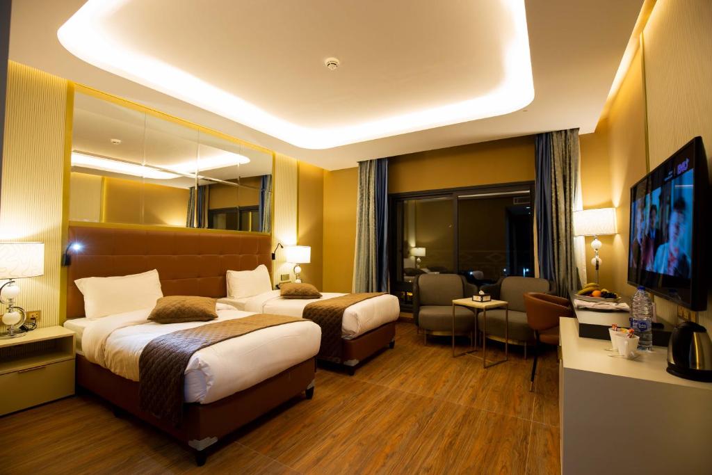 TV a/nebo společenská místnost v ubytování Petra Moon Luxury Hotel