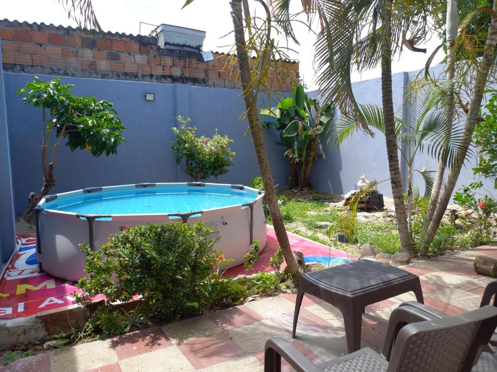 a hot tub in a yard with a table and chairs at Casa acogedora en girardot in Girardot