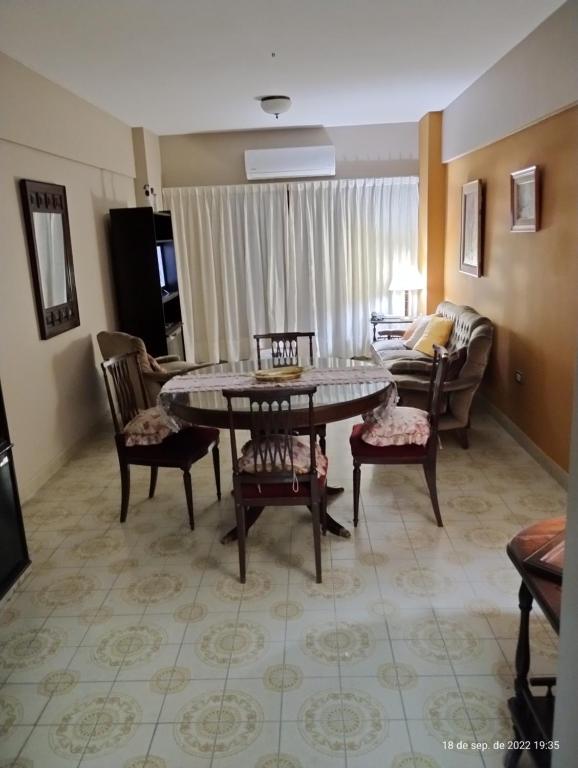sala de estar con mesa, sillas y sofá en Dpto céntrico con estacionamiento en San Miguel de Tucumán