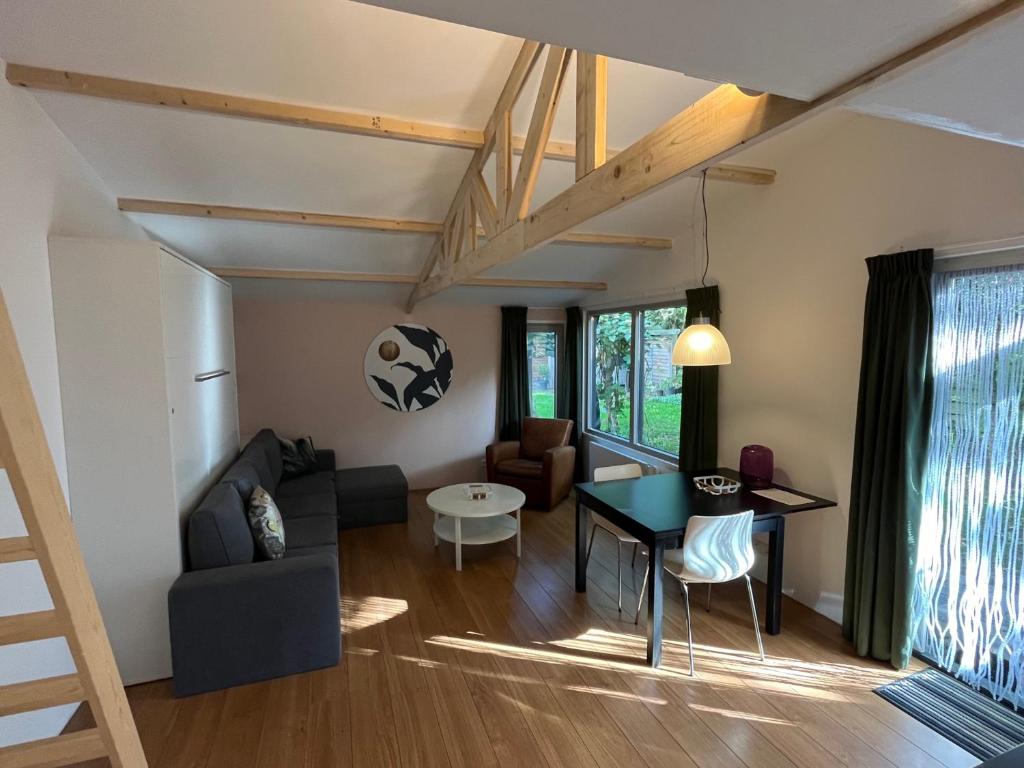 een woonkamer met een bank en een tafel bij Zwols Groen in Zwolle