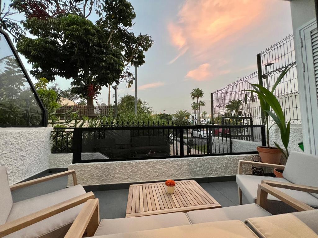 a patio with chairs and a table on a balcony at Silver & Brownie, Nuevo apart cerca de la Playa in Playa de las Americas