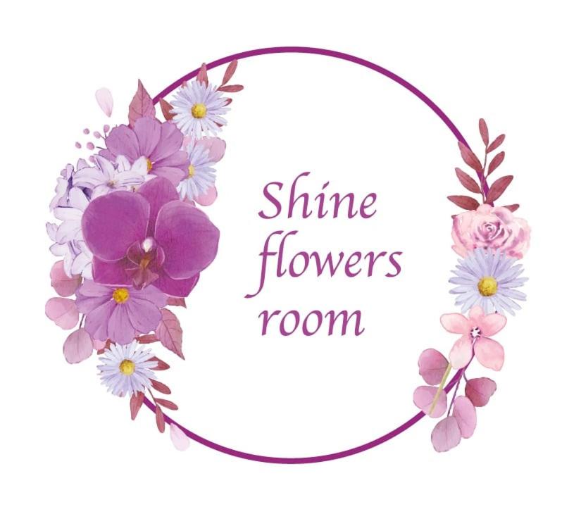 een krans van bloemen in de vorm van een hart bij Shine Flowers Room in Scordia