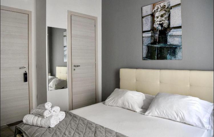 サレルノにあるB&B Palazzo Fruscioneのベッドルーム(大きな白いベッド1台、鏡付)