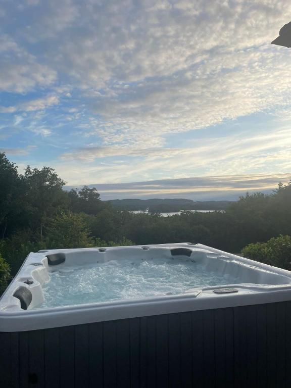 Villa des Suisses avec Jacuzzi & vue sur Lac des Settons, Mouxen
