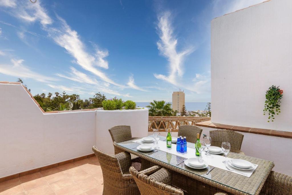 Balkón alebo terasa v ubytovaní Beautiful views family townhouse steps from the BEACH
