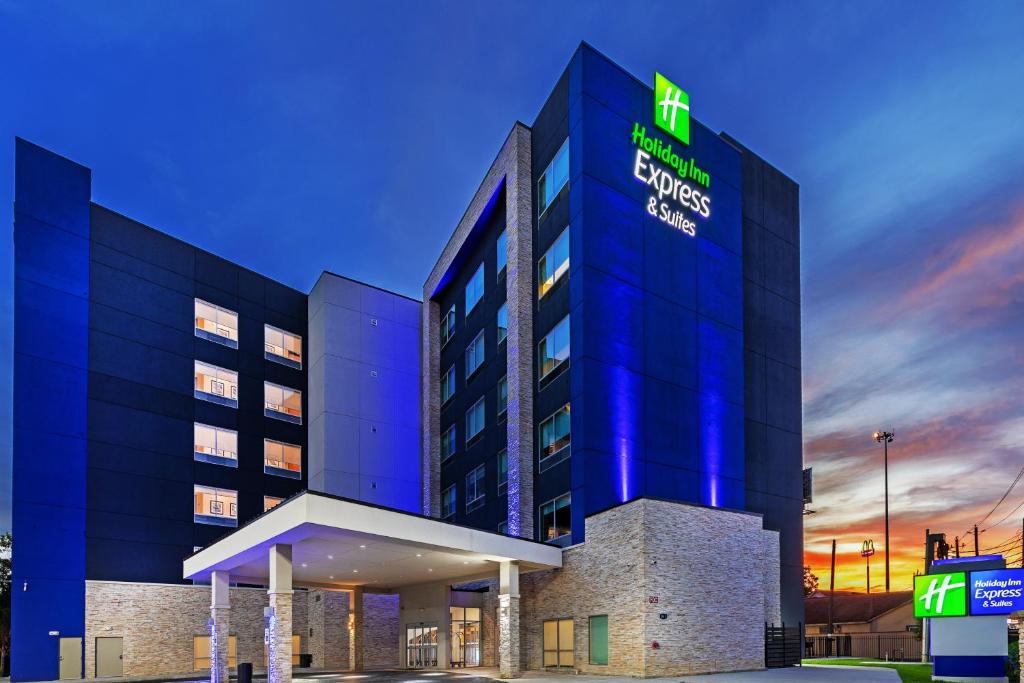 un edificio de hotel con un letrero iluminado en él en Holiday Inn Express & Suites - Houston - Downtown North by IHG, en Houston