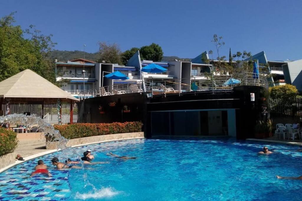 un grupo de personas nadando en una piscina en Condominio Terrazas del Sol, en Sopetrán