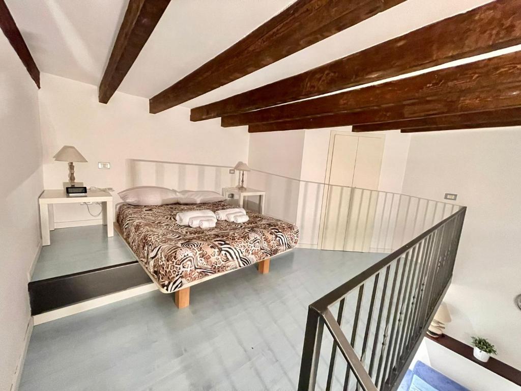 een slaapkamer met een bed in een kamer met een trap bij LaFilo Apartment 2 in Milaan