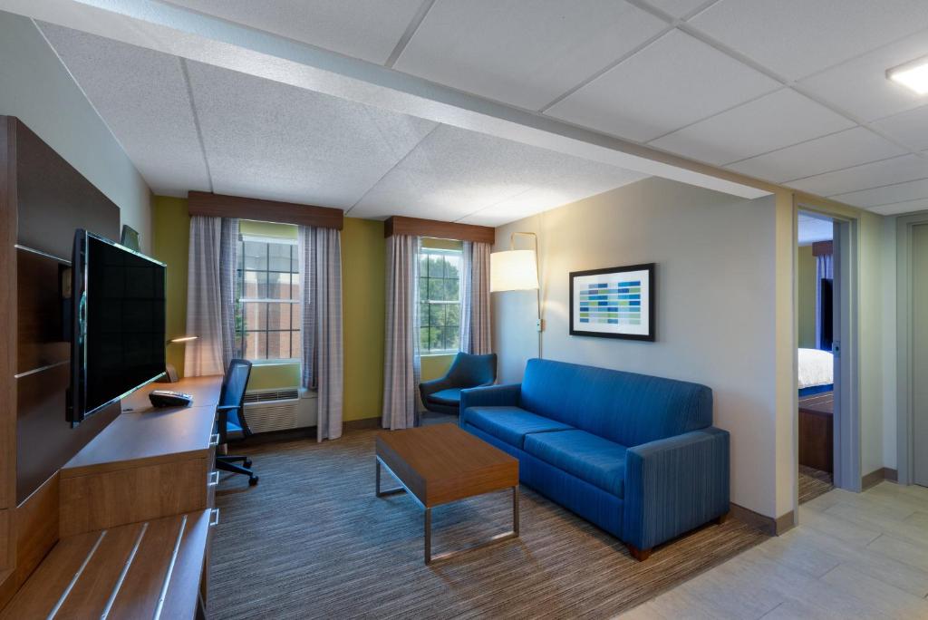 Holiday Inn Express State College at Williamsburg Square by IHG photo