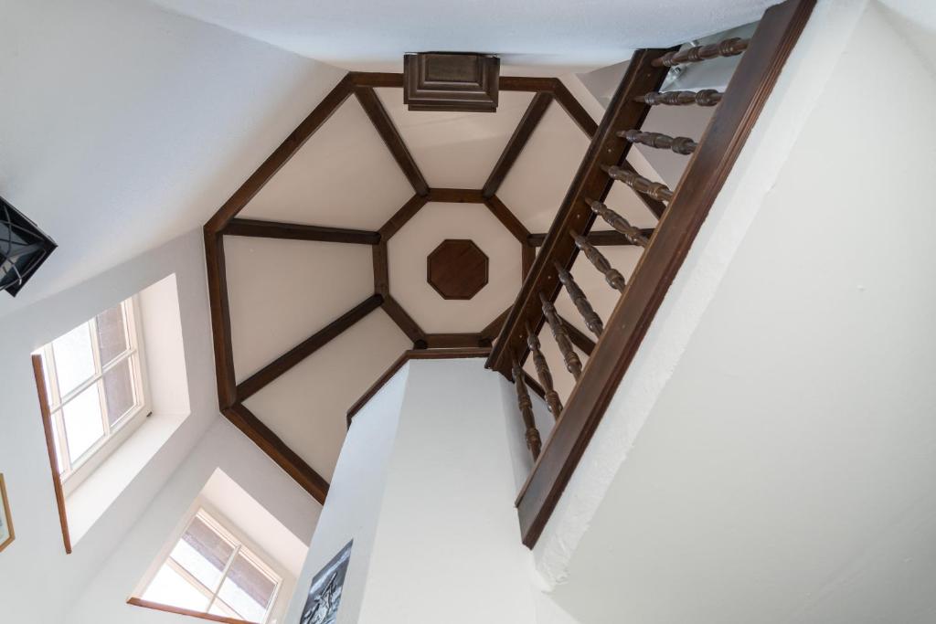 a spiral staircase in a house with white walls at Landhotel &amp; Restaurant Kains Hof in Uhlstädt