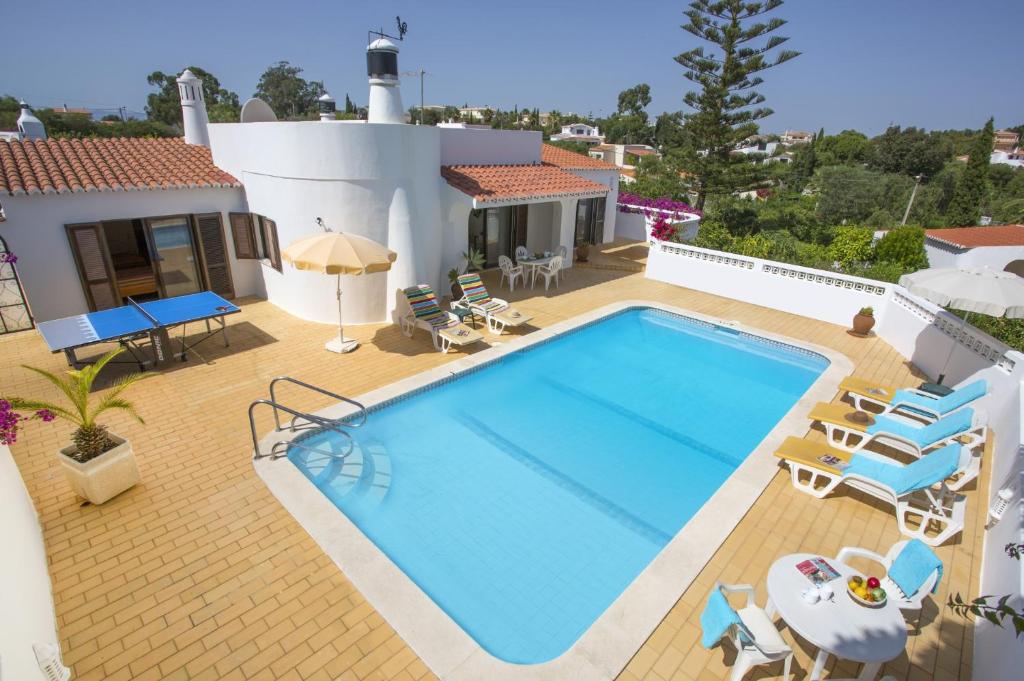 uma villa com piscina em frente a uma casa em Villa Marie Anne by Villa Plus em Carvoeiro