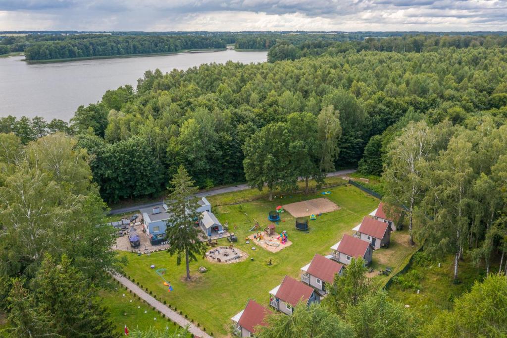 z góry widok na park z domem i jeziorem w obiekcie Osada Borsuka w mieście Majdany Wielkie