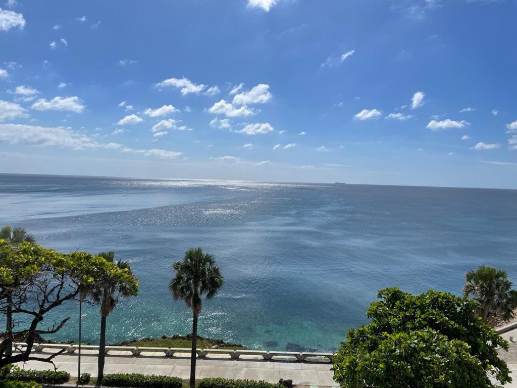 vistas al océano con palmeras en Villa Marbella by Potenza Rentals, en Santo Domingo