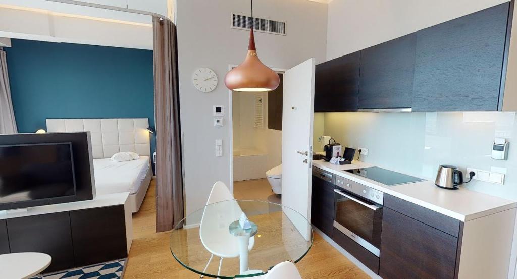 kuchnia ze szklanym stołem w pokoju w obiekcie Key Residences Vienna w Wiedniu