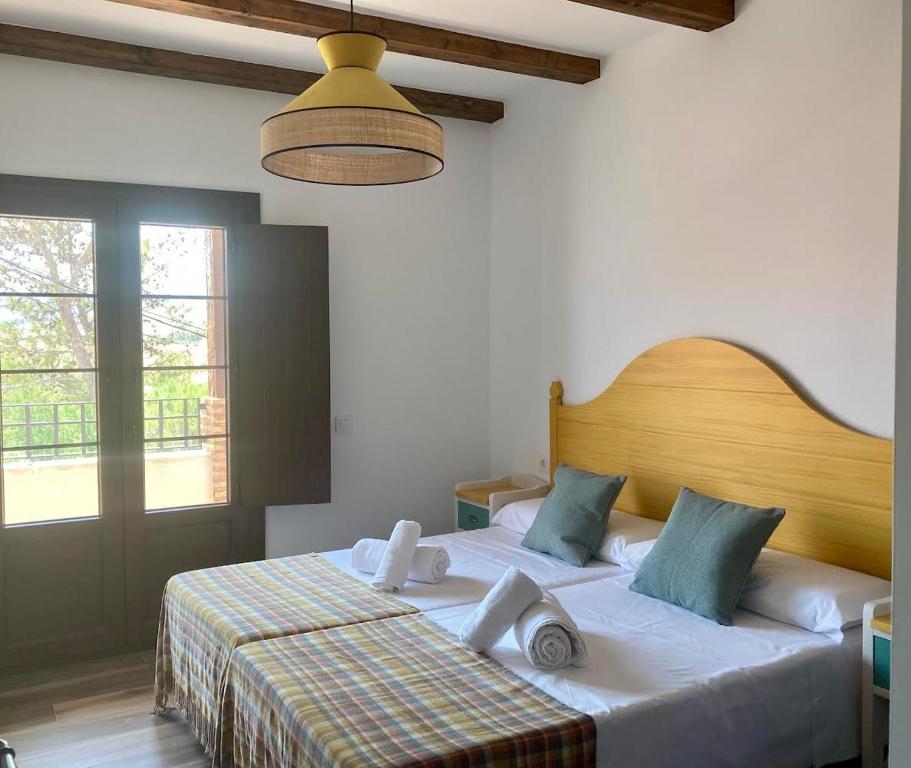 1 dormitorio con 1 cama grande y cabecero de madera en Casa rural Solanilla, en Solanilla
