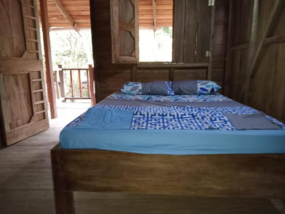 sypialnia z 2 łóżkami w drewnianym domku w obiekcie HOSPEDAJE DOÑA NEL w mieście El Valle