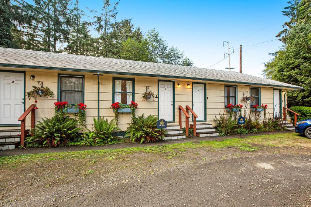 una casa con flores delante de ella en Cute As A Clam Cottages, en Ocean Park