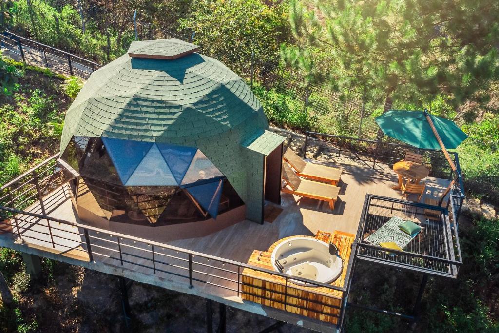 an overhead view of a building with an umbrella at La Colina Glamping in La Vega