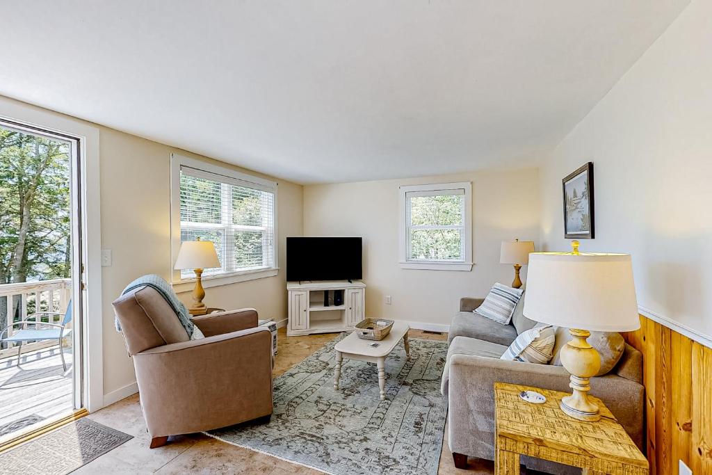 ein Wohnzimmer mit einem Sofa und einem TV in der Unterkunft Barrett's Watch Apartment in Boothbay Harbor