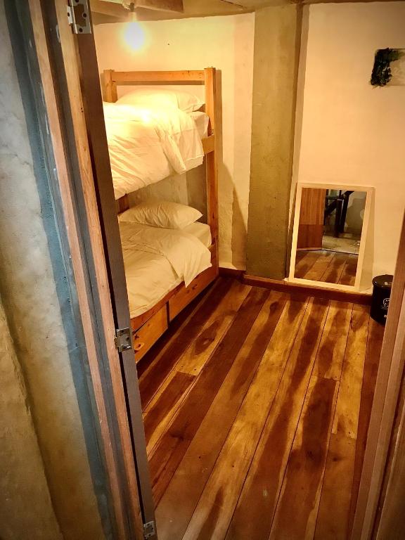 Letto o letti in una camera di Amuya Hostel