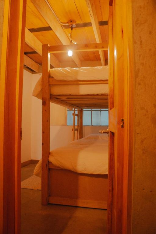 Letto o letti in una camera di Amuya Hostel