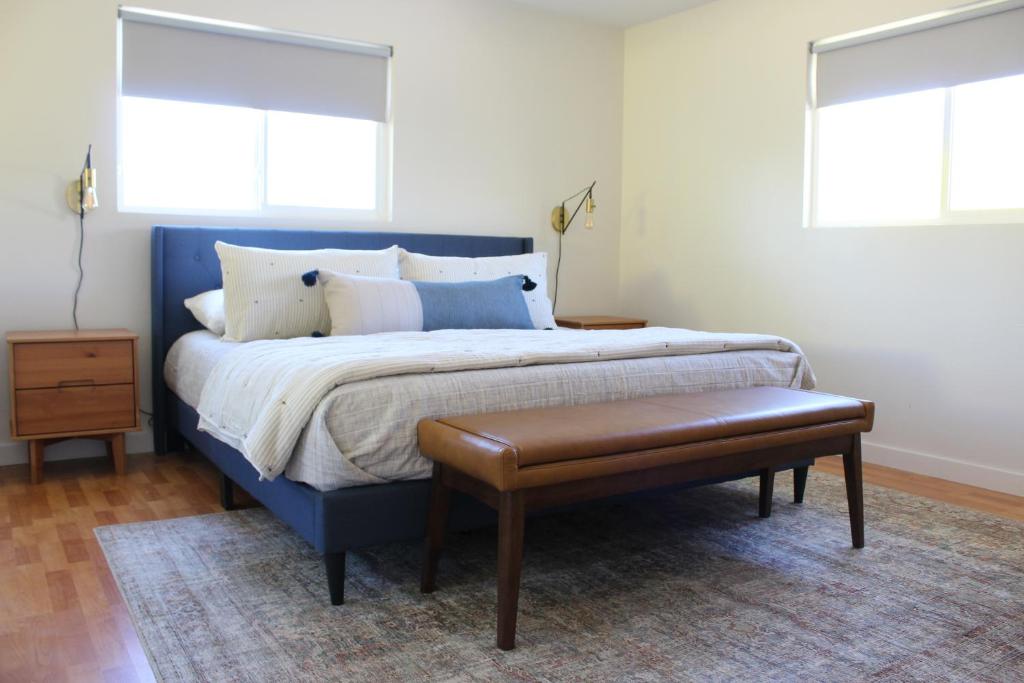 Scottsdale Modern في سكوتسديل: غرفة نوم بسرير ازرق مع مقعد ونوافذ