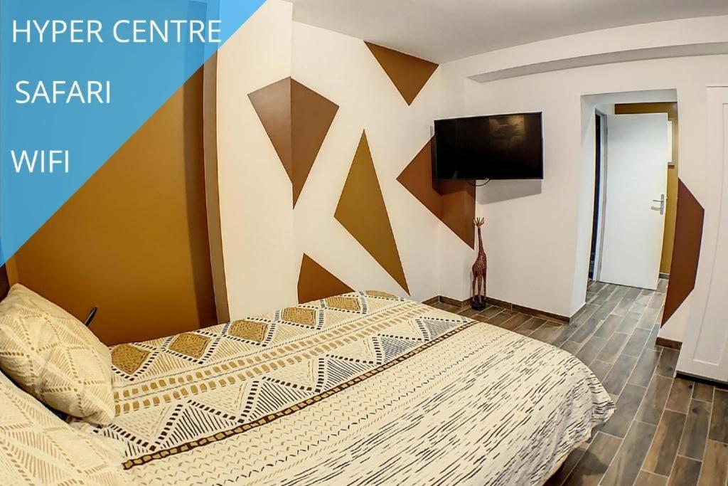 une chambre avec un lit et une télévision à écran plat dans l'établissement STUDIO HYPER CENTRE SAFARI TOUT ÉQUIPÉ WIFI NETFLIX 2PERS, à Amiens