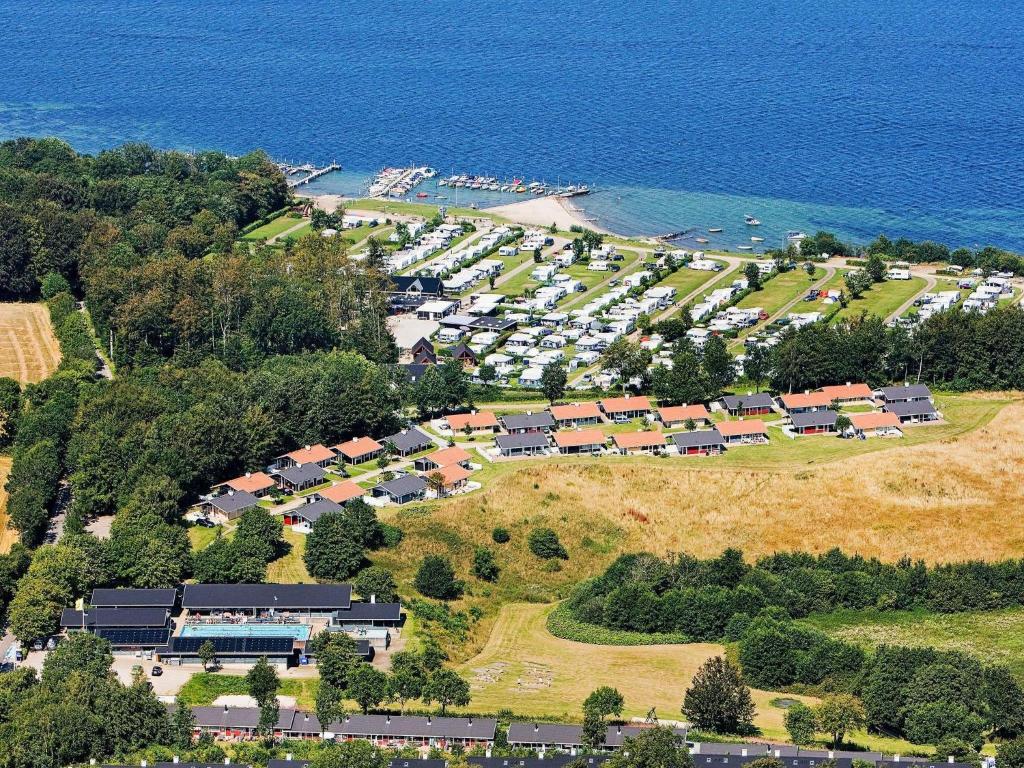 una vista aérea de un parque junto al océano en 5 person holiday home on a holiday park in Aabenraa, en Aabenraa