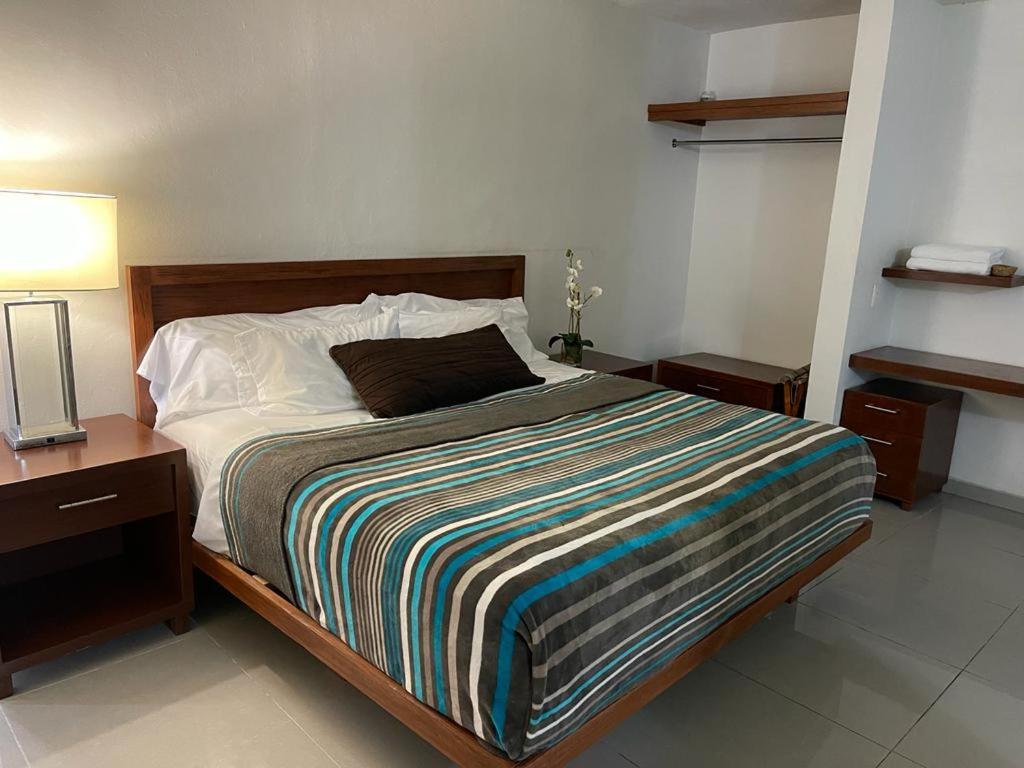 Un pat sau paturi într-o cameră la Hotel Suites del Mar
