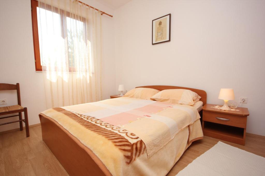 Posteľ alebo postele v izbe v ubytovaní Apartments by the sea Kraj, Pasman - 8247