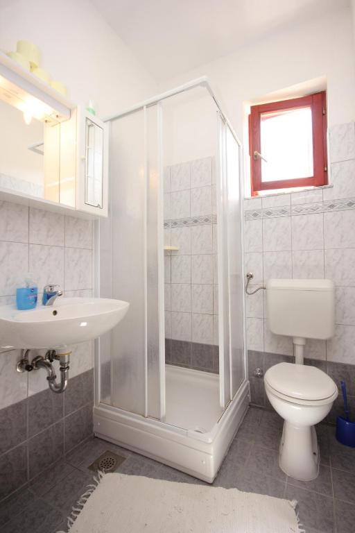 Kúpeľňa v ubytovaní Apartments by the sea Kraj, Pasman - 8247