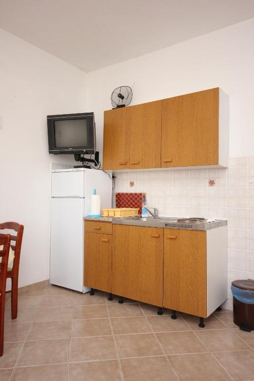 Kuchyňa alebo kuchynka v ubytovaní Apartments by the sea Kraj, Pasman - 8247