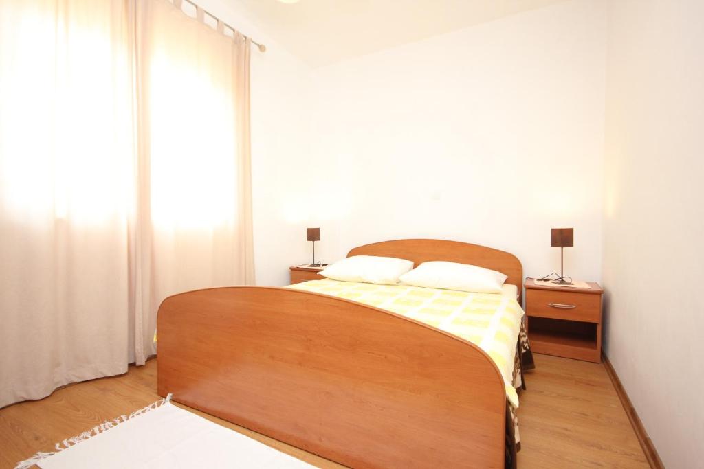 Posteľ alebo postele v izbe v ubytovaní Apartments by the sea Kraj, Pasman - 8247