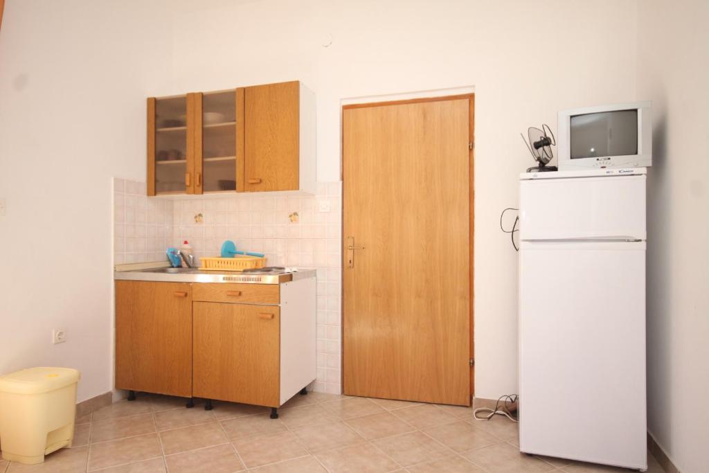 Kuchyňa alebo kuchynka v ubytovaní Apartments by the sea Kraj, Pasman - 8247