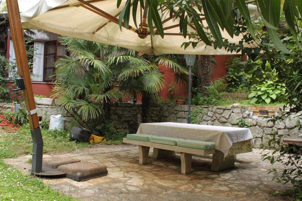 Vonkajšia záhrada v ubytovaní Family friendly house with a parking space Opatija - 7914