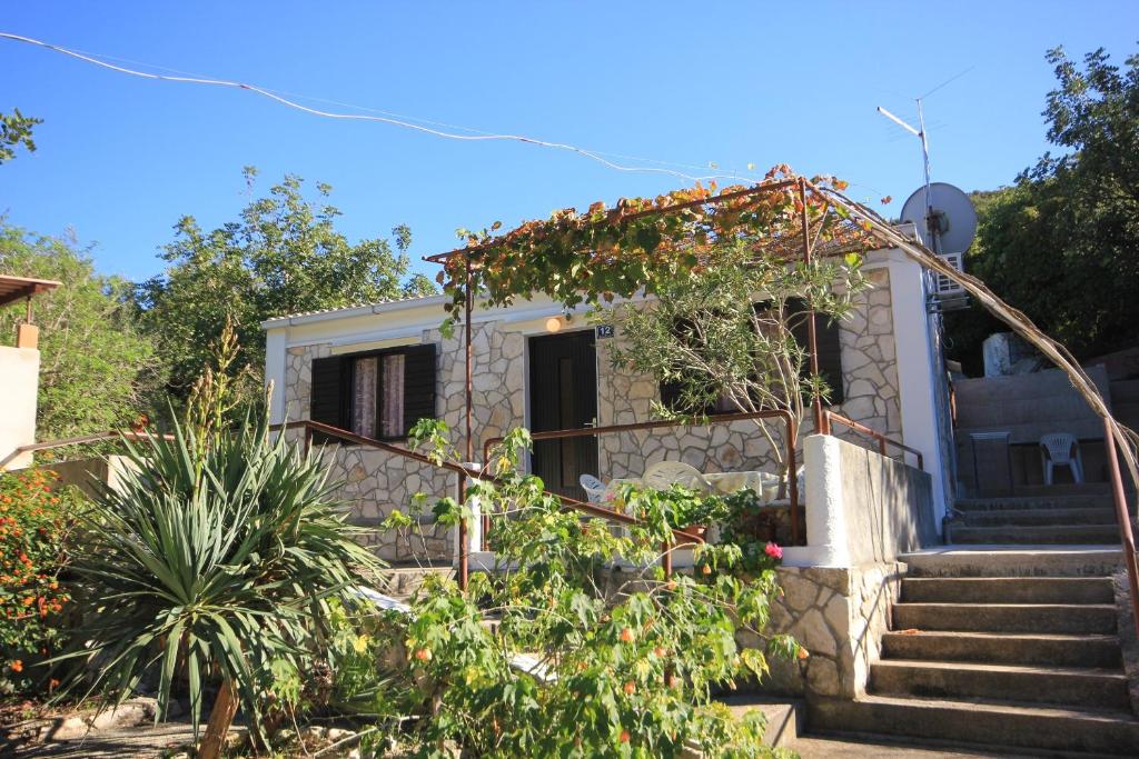 una casa con un mucchio di piante davanti di Seaside holiday house Cove Rogacic, Vis - 8889 a Vis