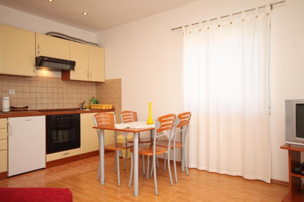 Kuchyňa alebo kuchynka v ubytovaní Apartment Preko 8384a