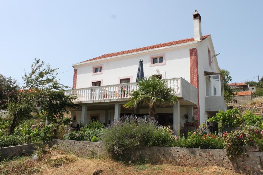 une maison sur la colline avec un jardin dans l'établissement Apartments with a parking space Zman, Dugi otok - 449, à Žman