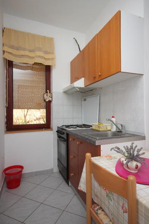 Kuchyň nebo kuchyňský kout v ubytování Apartments with parking spaces Zman, Dugi otok - 449