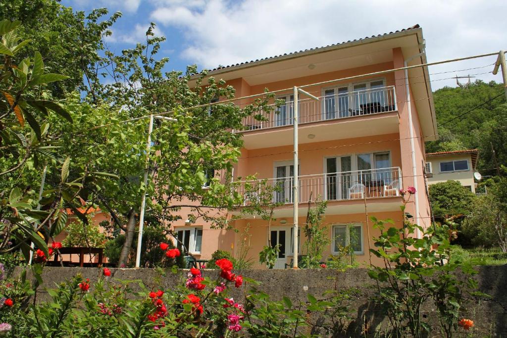 een huis met een tuin ervoor bij Apartment Moscenicka Draga 2327c in Mošćenička Draga