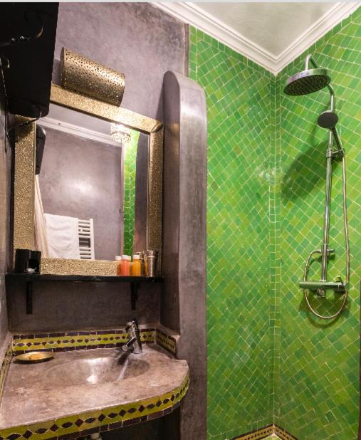 Koupelna v ubytování Riad Basidi piscine chauffée sur le toit de la médina